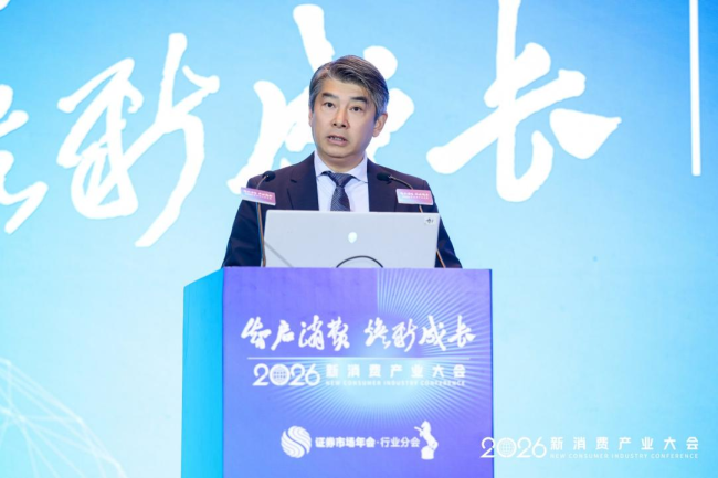 图为中国酒类流通协会会长秦书尧