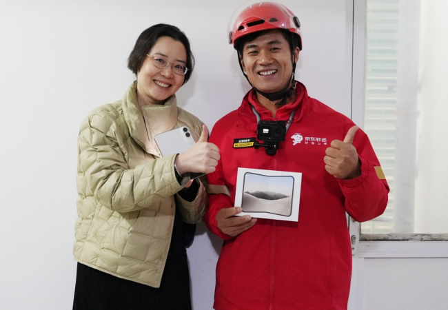 提前部署前置仓站 iPhone Duo开售当天京东秒送骑手为首批用户送达新机