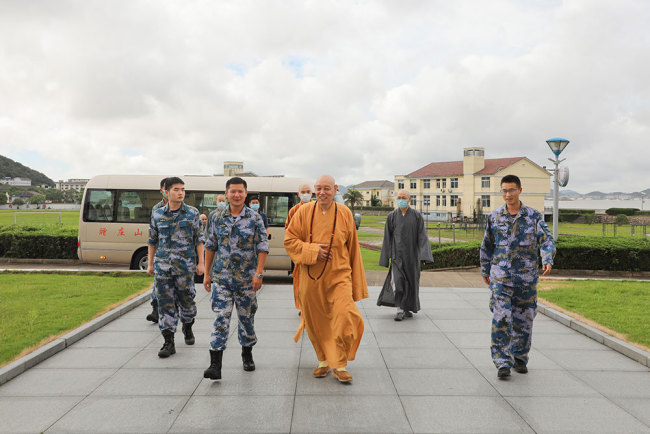 道慈大和尚一行八一建军节慰问驻普陀山部队