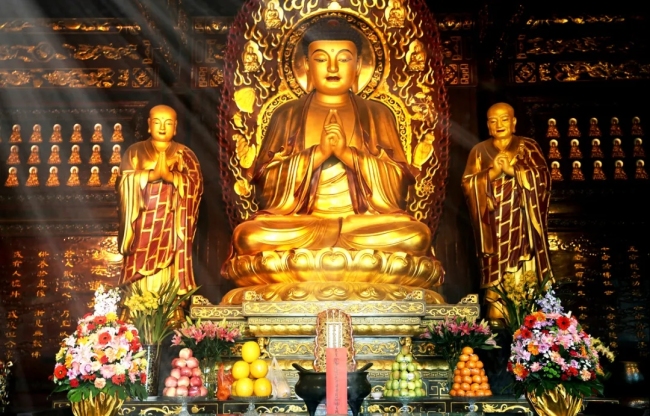 一般佛寺中，立在释迦牟尼像旁两位比丘像是谁