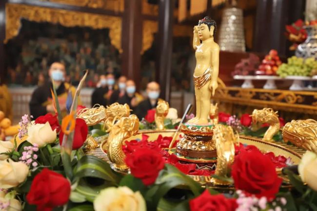 各大寺院举行浴佛活动,庆祝释迦牟尼佛圣诞