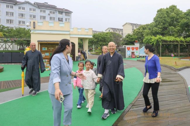 普陀山佛教协会一行赴普陀山普济幼儿园进行“六一”国际儿童节慰问