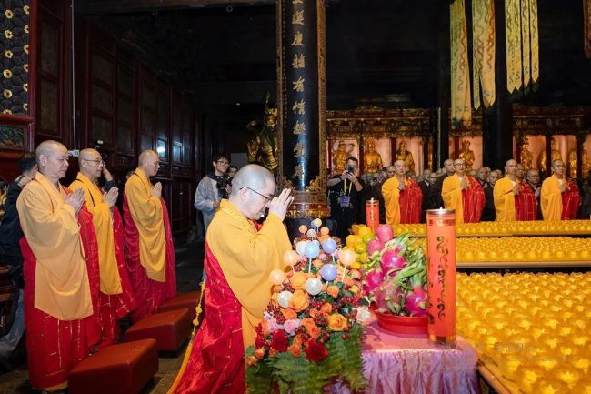 信光法师拈香祈福