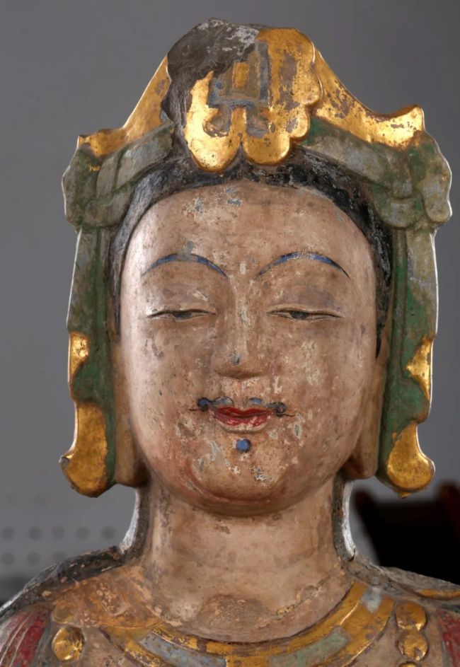 北齐贴金彩绘圆雕菩萨立像