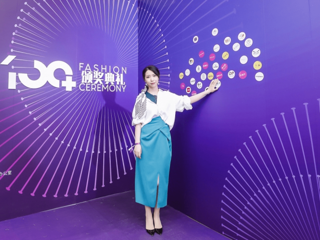 解说小米亮相上海“时尚100+”颁奖典礼