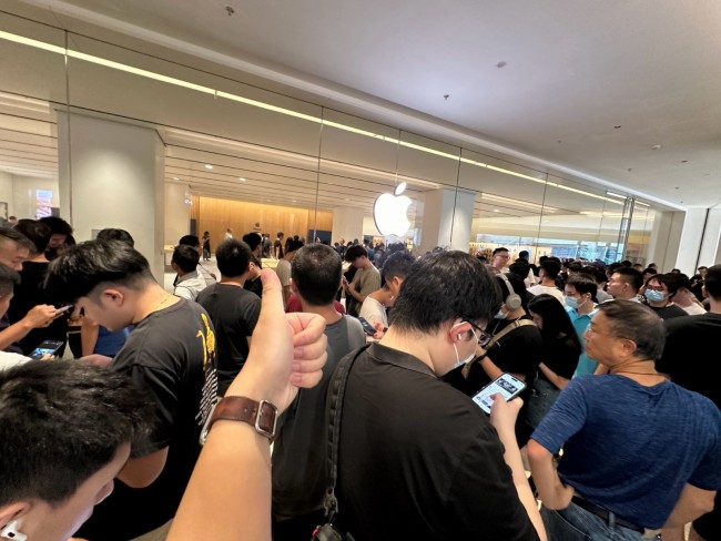 蘋果iPhone15開售 北京上海店排長隊！發售日破發