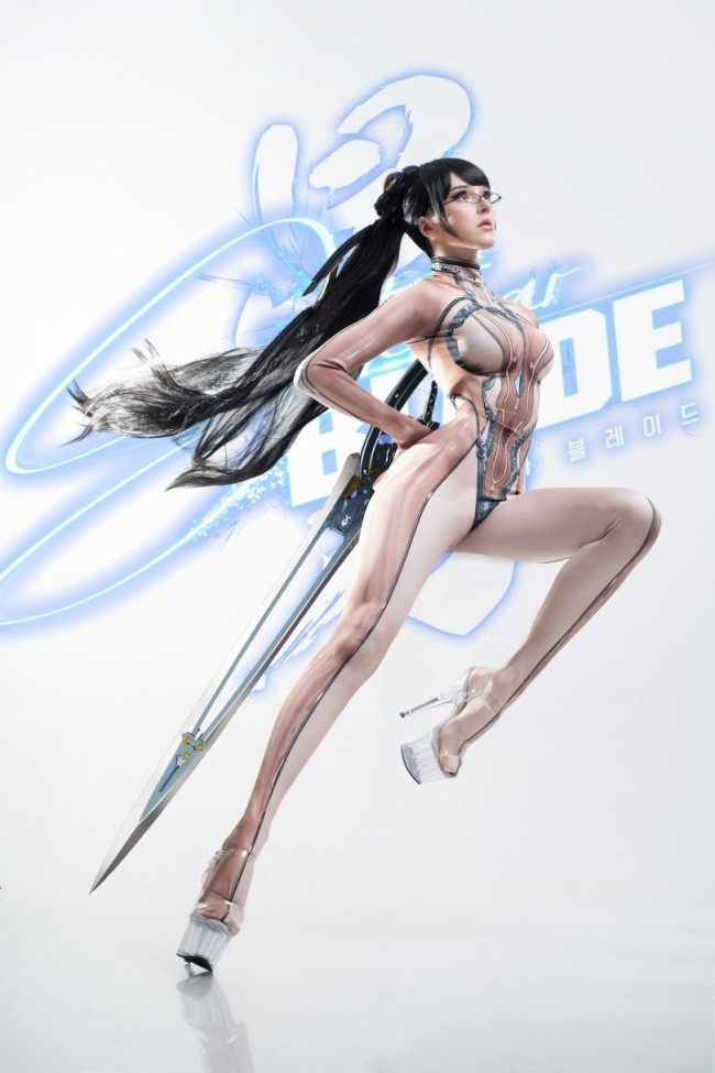 把持不住！ 《剑星》伊芙透视装战衣cos