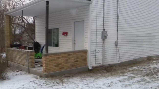 男子为偷PS5冒充ICE探员 结果被17岁玩家一拳打晕