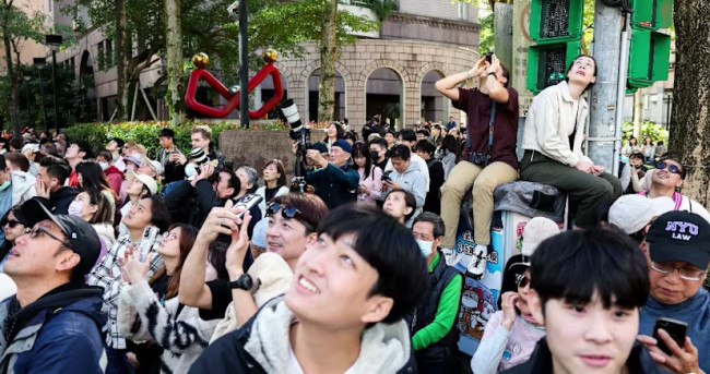 无绳无保护!美国攀岩狂人成功爬上中国台北101大楼