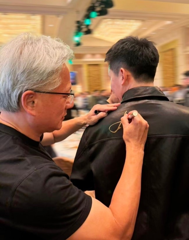 英伟达职工晒年会最牛年终奖：黄仁勋亲笔签名皮衣