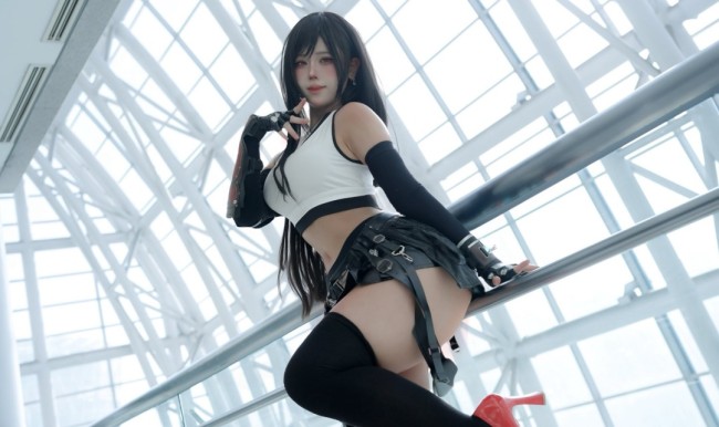 韩国Coser演绎《最终幻想7》蒂法 身材还原神态可人