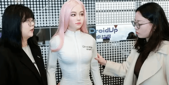 国内科技公司推出仿生机器人 专为陪伴人类而设计