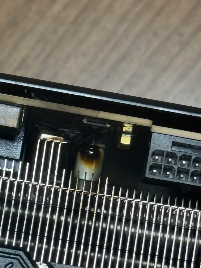 RTX4080 Super短路：严重到PCB齐被烧穿 号称最惨烈