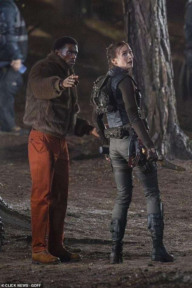 《古墓丽影》真人剧集新剧照 劳拉在雨中大战