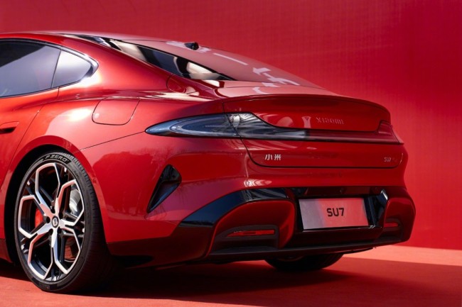新一代小米SU7全新配色赤霞红揭幕 网友：跑婚车绝配