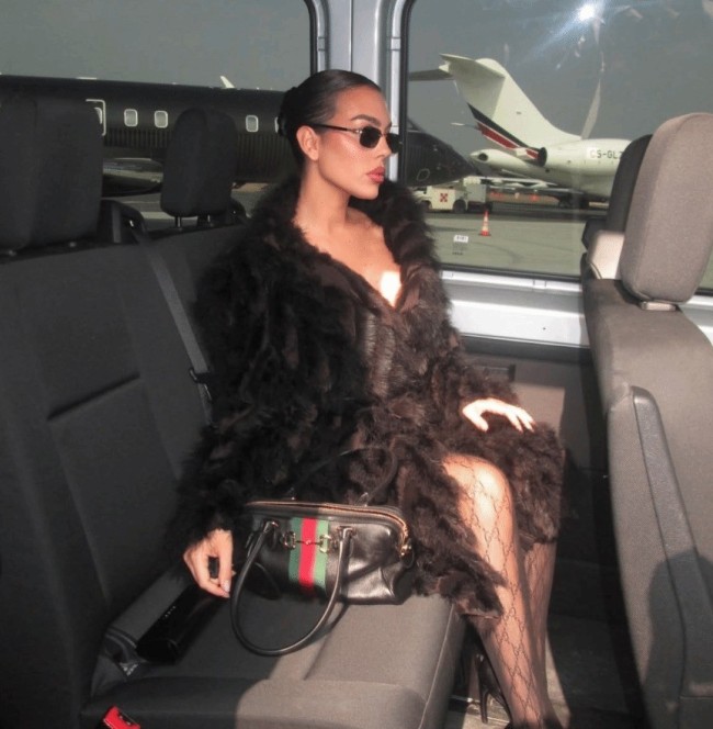 C罗未婚妻发大尺度照片 秀玉体美腿引发争议！