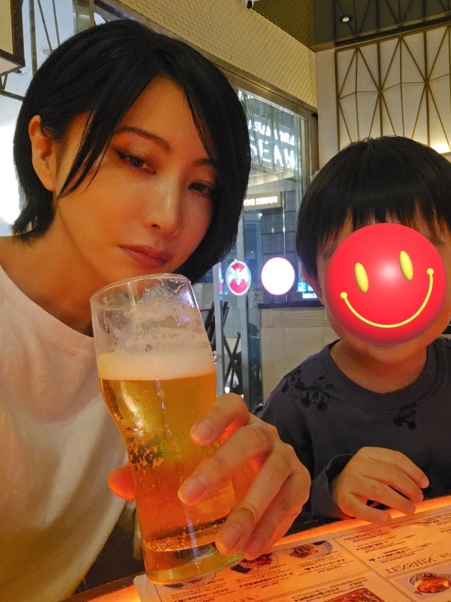 48岁艾达王Coser自称不擅长玩游戏！《生化危机9》交给助手玩