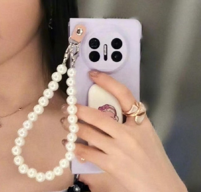 网友卢浮宫偶遇刘亦菲吃饭 意外发现她两年没换新手机