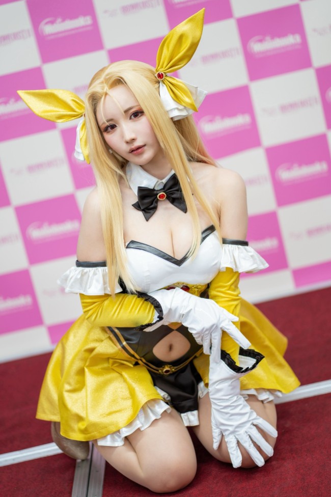 日本模特cos《棕色尘埃2》魔法少女ut妈 大雷露肚脐很吸睛！