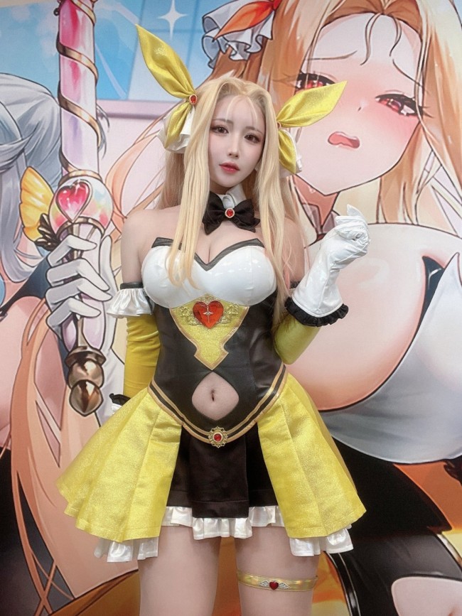 日本模特cos《棕色尘埃2》魔法少女ut妈 大雷露肚脐很吸睛！