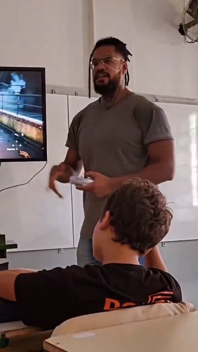 国外学校现场用PS5玩《刺客信条：枭雄》上历史课