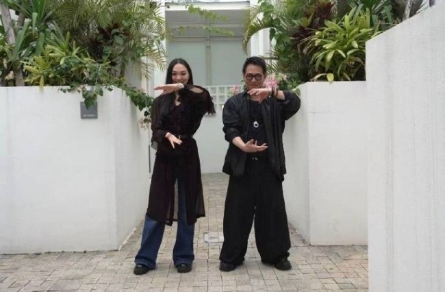 李连杰女儿晒出父女合影 称将改造老爸造型