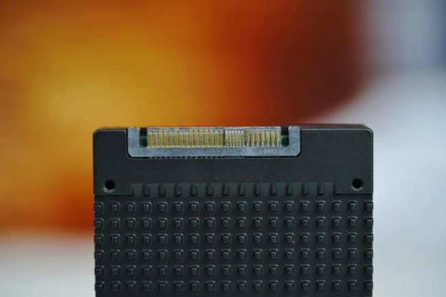 长江存储PE501 61.44TB图赏 疾速14200MB/s！