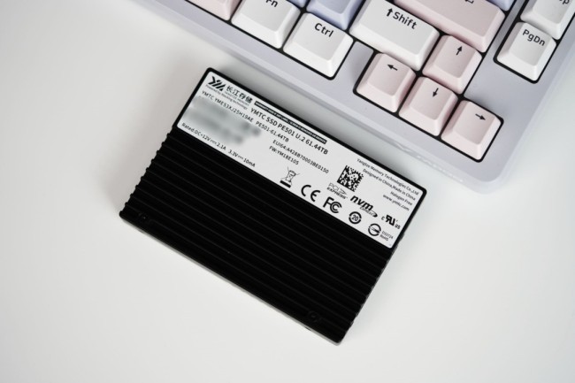 长江存储PE501 61.44TB图赏 疾速14200MB/s！