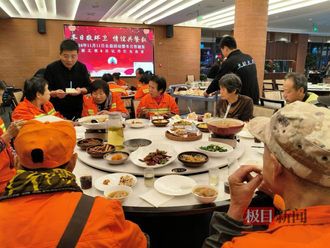 武当山在太极之夜文旅街区开展冬日公益活动