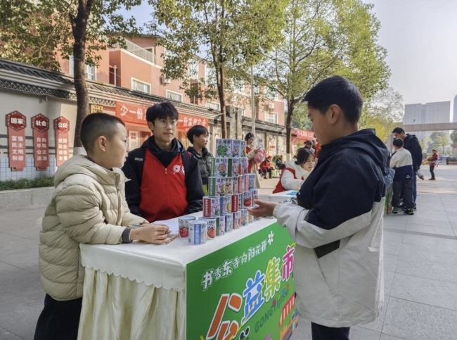 可回收闲置换成种子和书籍 成都这个公益集市让孩子们参与善举