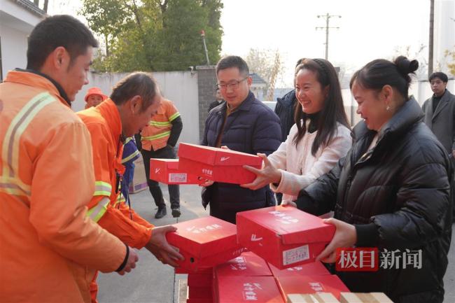 点亮环卫工人微心愿｜汉口银行青山支行向40名环卫工人捐赠“爱心鞋”