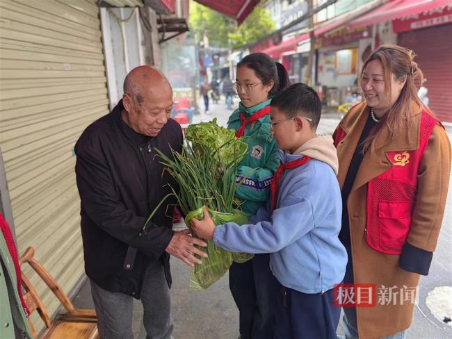 校园农场播种忙，爱心蔬菜送邻里