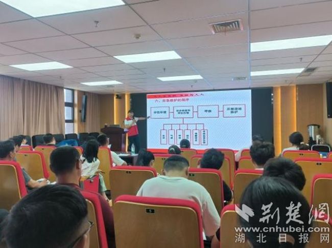 “大冶好人先锋团”走进实验高中，现场授技筑牢校园安全防线