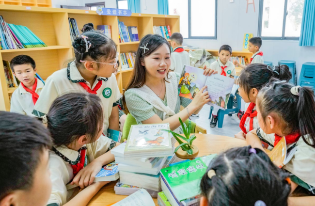 从爱心书屋到手工课堂，跃莱公益团队为羊楼洞小学送去“六一”特别礼物