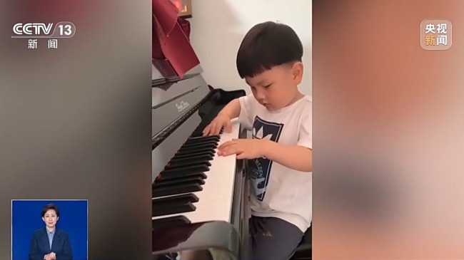 光阴的故事丨风听雨听星辰听 9岁盲童奏响音乐之声