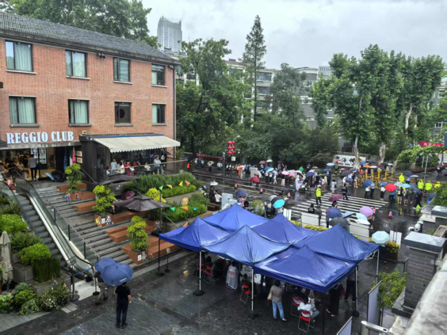 南京中考首日：6.94万考生冒雨逐梦，全城温暖护航