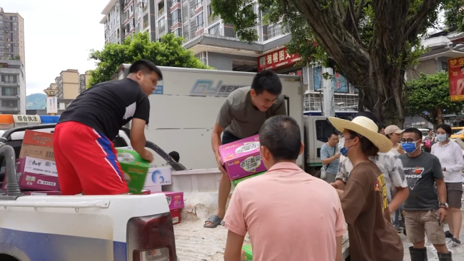 直击贵州榕江严重洪涝灾害丨贵州榕江街头 爱心企业的车辆来来回回