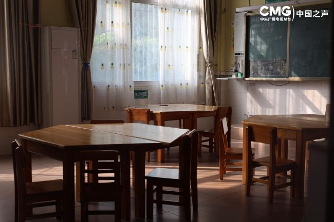 时光里丨他在“走红”村小 焐热留守儿童孤独的心