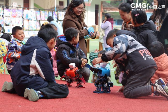 时光里丨他在“走红”村小 焐热留守儿童孤独的心