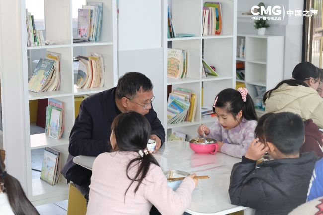 时光里丨他在“走红”村小 焐热留守儿童孤独的心