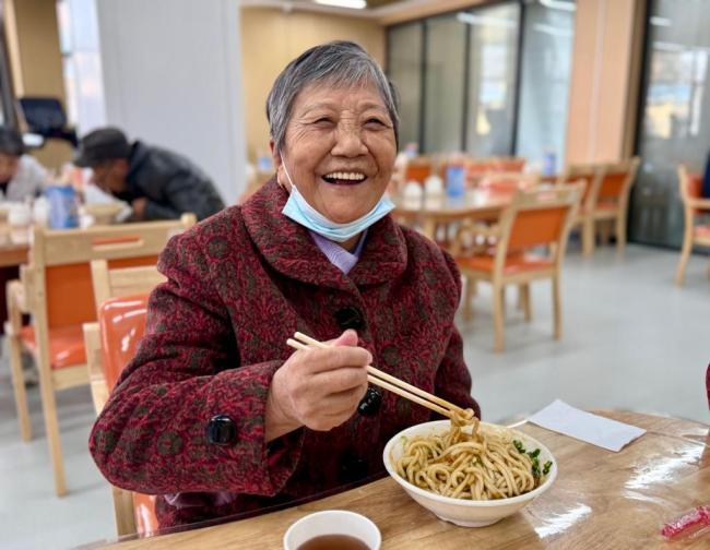 四中全会精神在基层丨“小饭碗”里有民生大幸福——青海西宁每年为6万余老人提供助餐服务