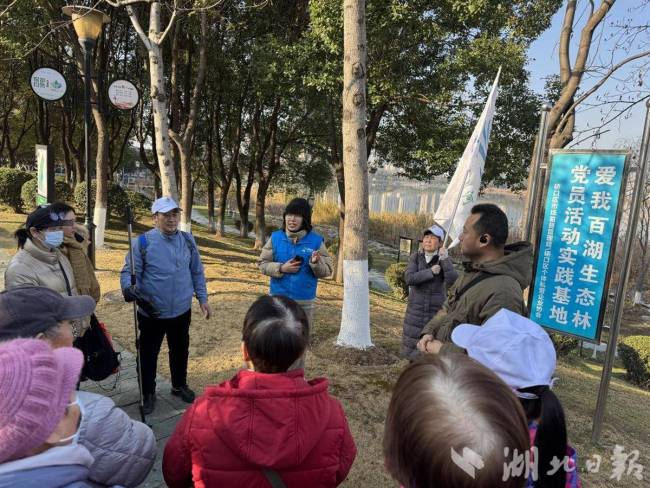 武汉听障志愿者与环保团队共筑月湖“美丽河湖”