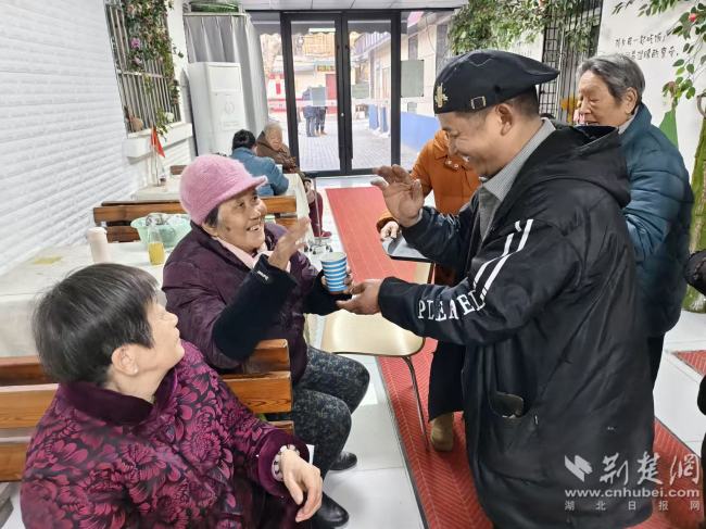 蔗香暖寒冬 情系桑榆晚——电力新村社区爱心商家开展暖心行动