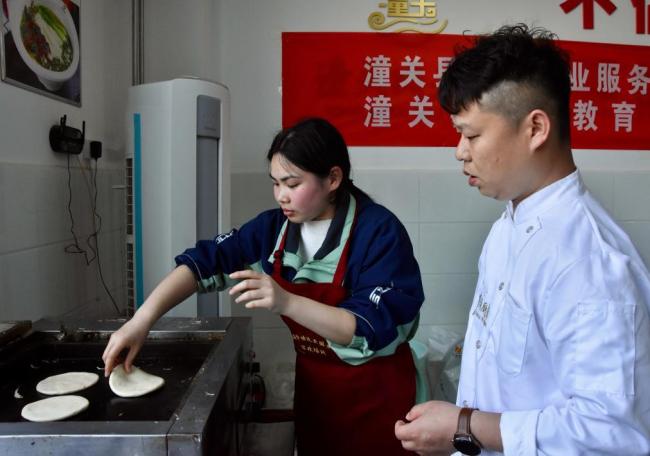 从舌尖到指尖,特色学院“擀”出致富路