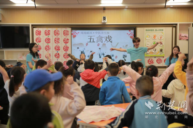 湖北中医药大学学子玩转中医药新花样 图1