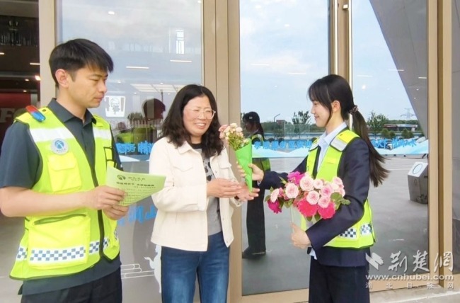 京珠高速温情开展母亲节司乘关爱活动 图1