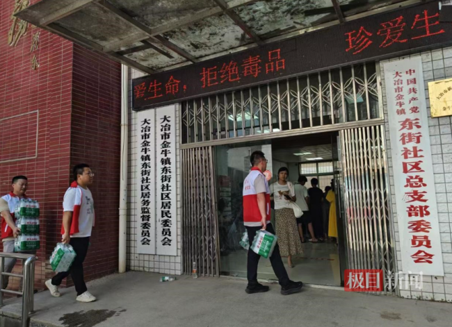 黄伟参与金牛镇灾后救援工作中(左一)