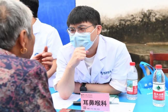 湖北航天医院开展“送健康下乡”惠民义诊