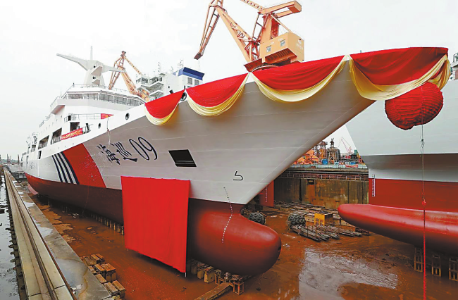 中国首艘万吨级海巡船今年服役，具备全球巡航救援功能
