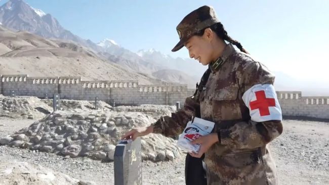 中国海拔最高烈士陵园里，她给每位烈士发奶糖……